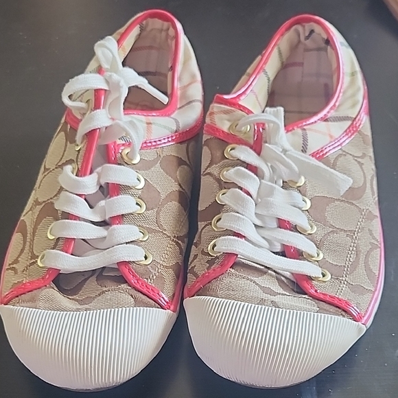 Stylish Women's Sneakers with Red Accents - Picture 1 of 3